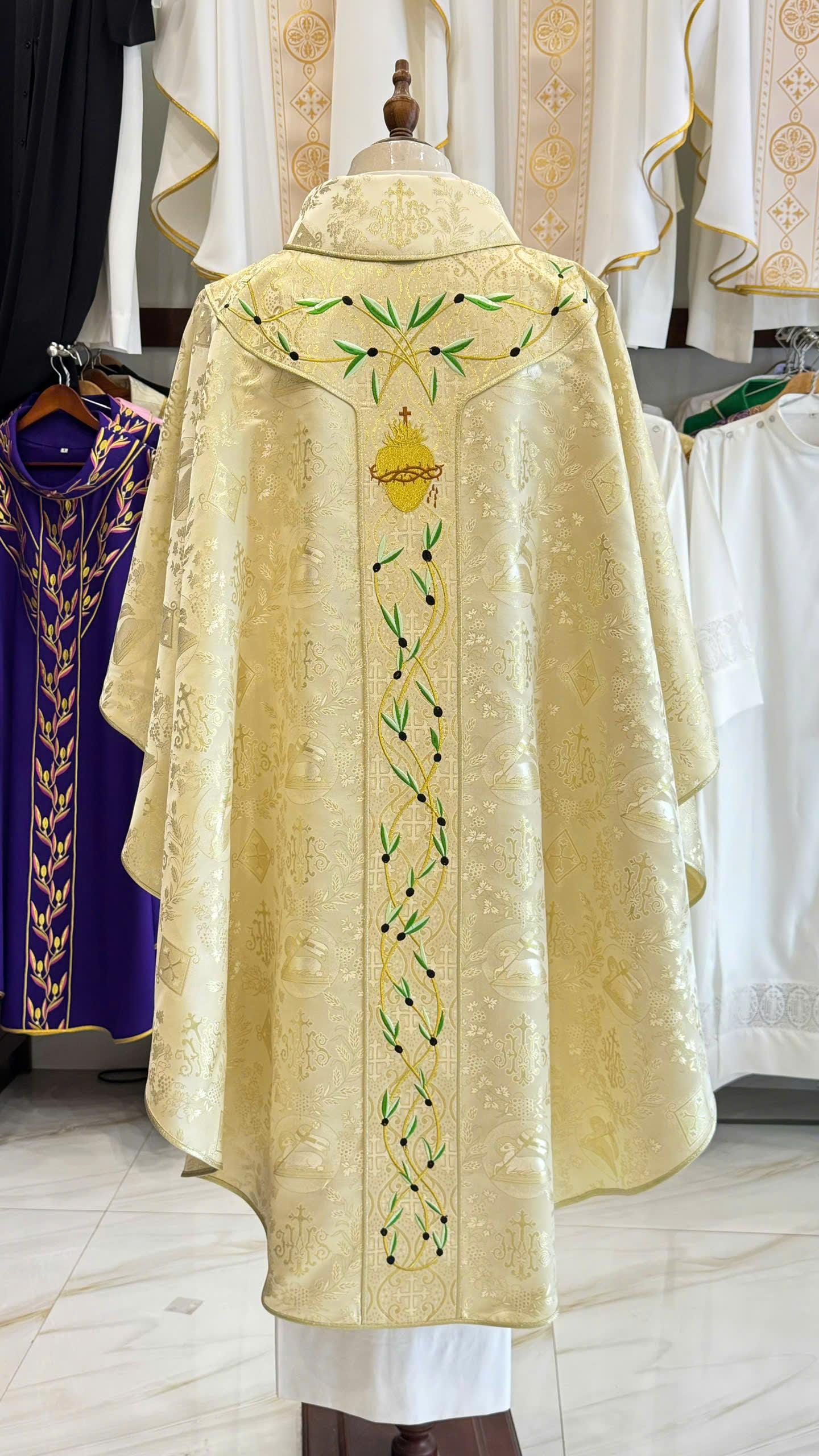 Custom Embroidered Gold White Catholic Chasuble Vestment – Liturgical Clergy Robe