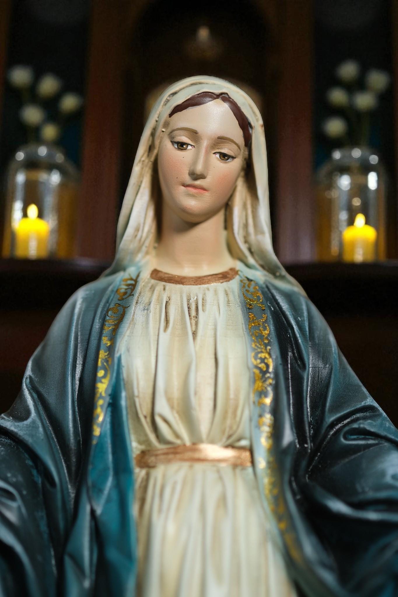Hand-Painted Our Lady of Grace Statue: Antique Finish, Catholic Decor (25cm)
