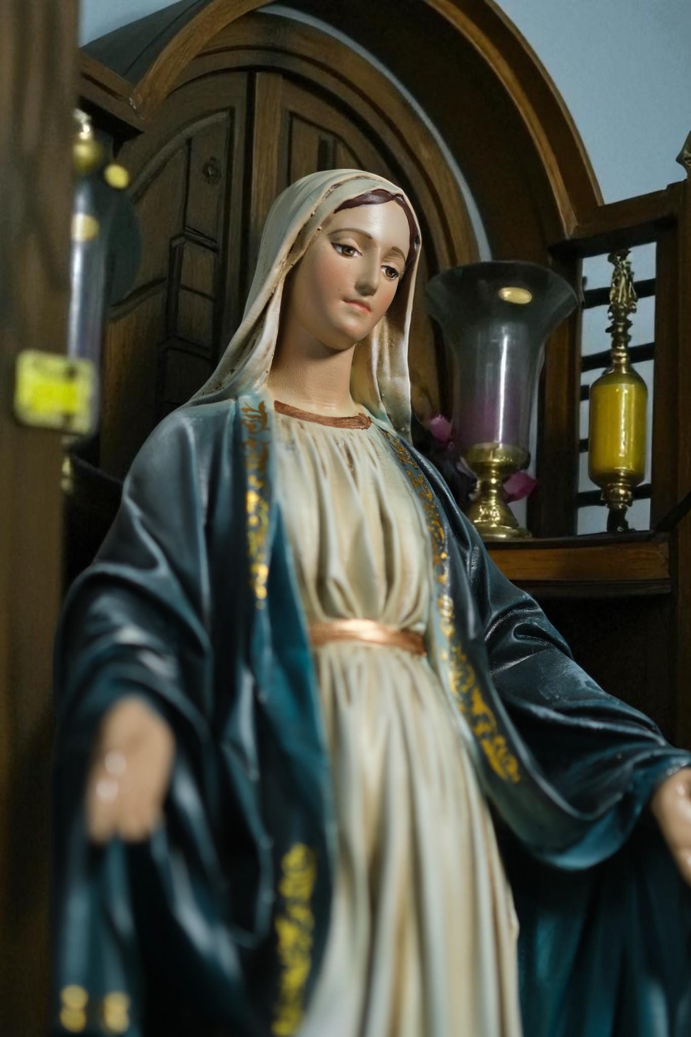 Hand-Painted Our Lady of Grace Statue: Antique Finish, Catholic Decor (25cm)