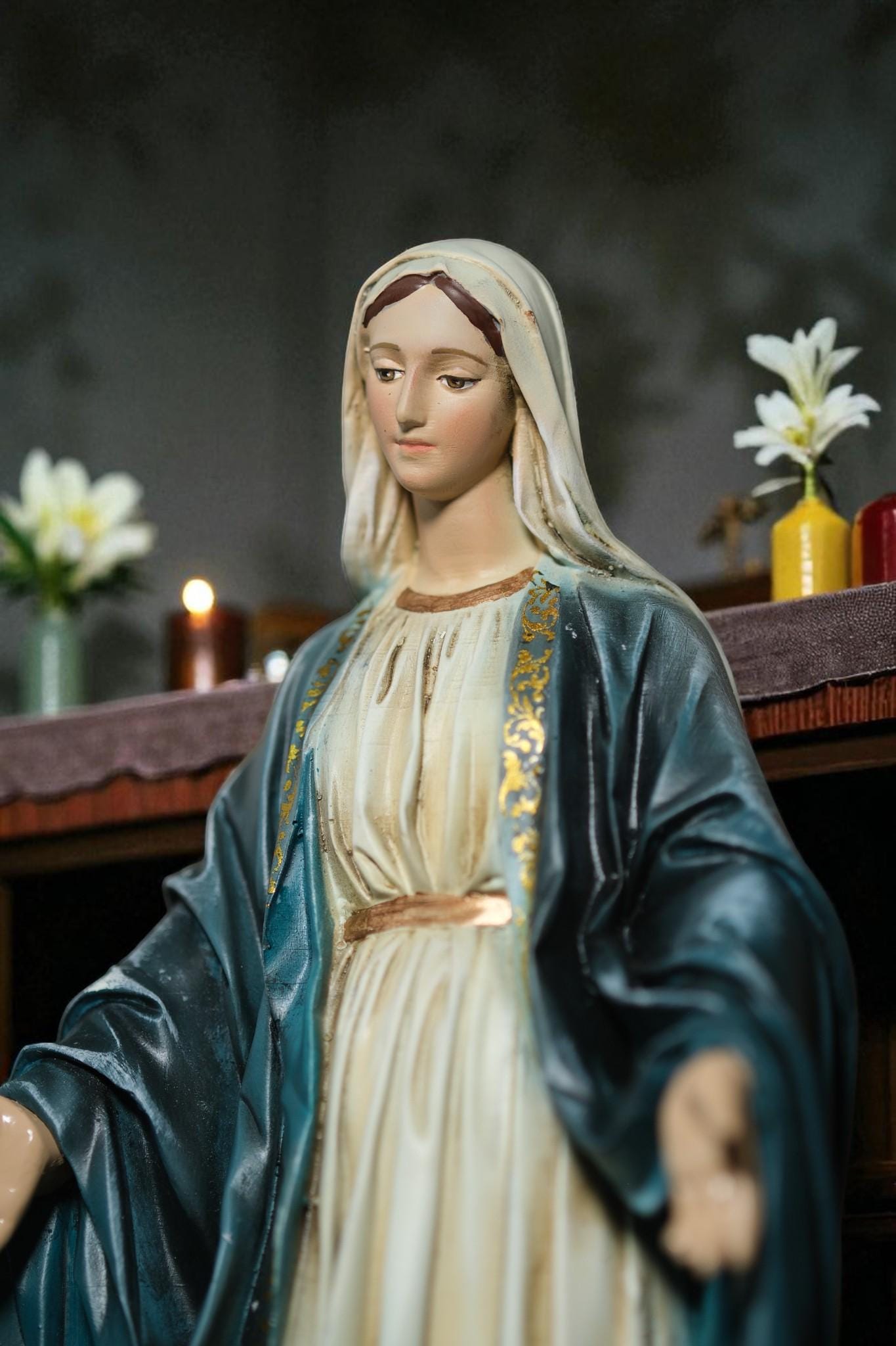 Hand-Painted Our Lady of Grace Statue: Antique Finish, Catholic Decor (25cm)