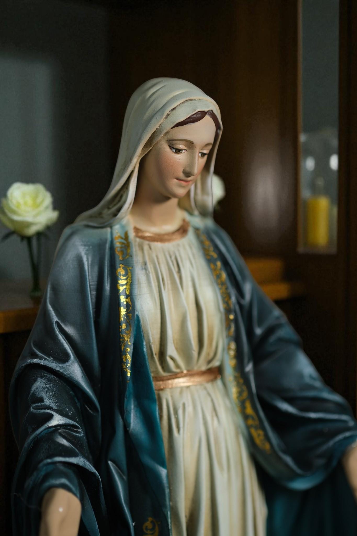 Hand-Painted Our Lady of Grace Statue: Antique Finish, Catholic Decor (25cm)