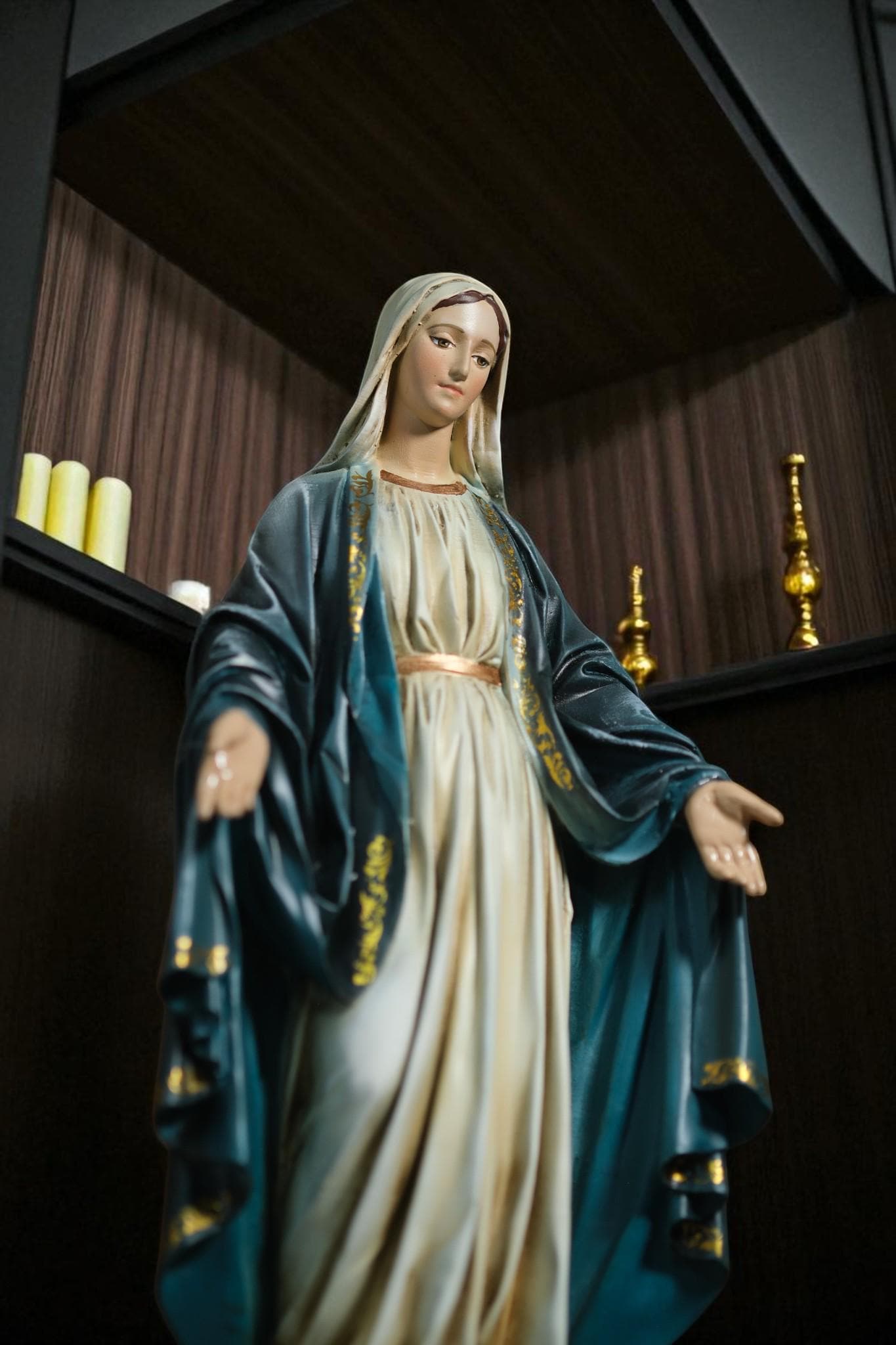 Hand-Painted Our Lady of Grace Statue: Antique Finish, Catholic Decor (25cm)