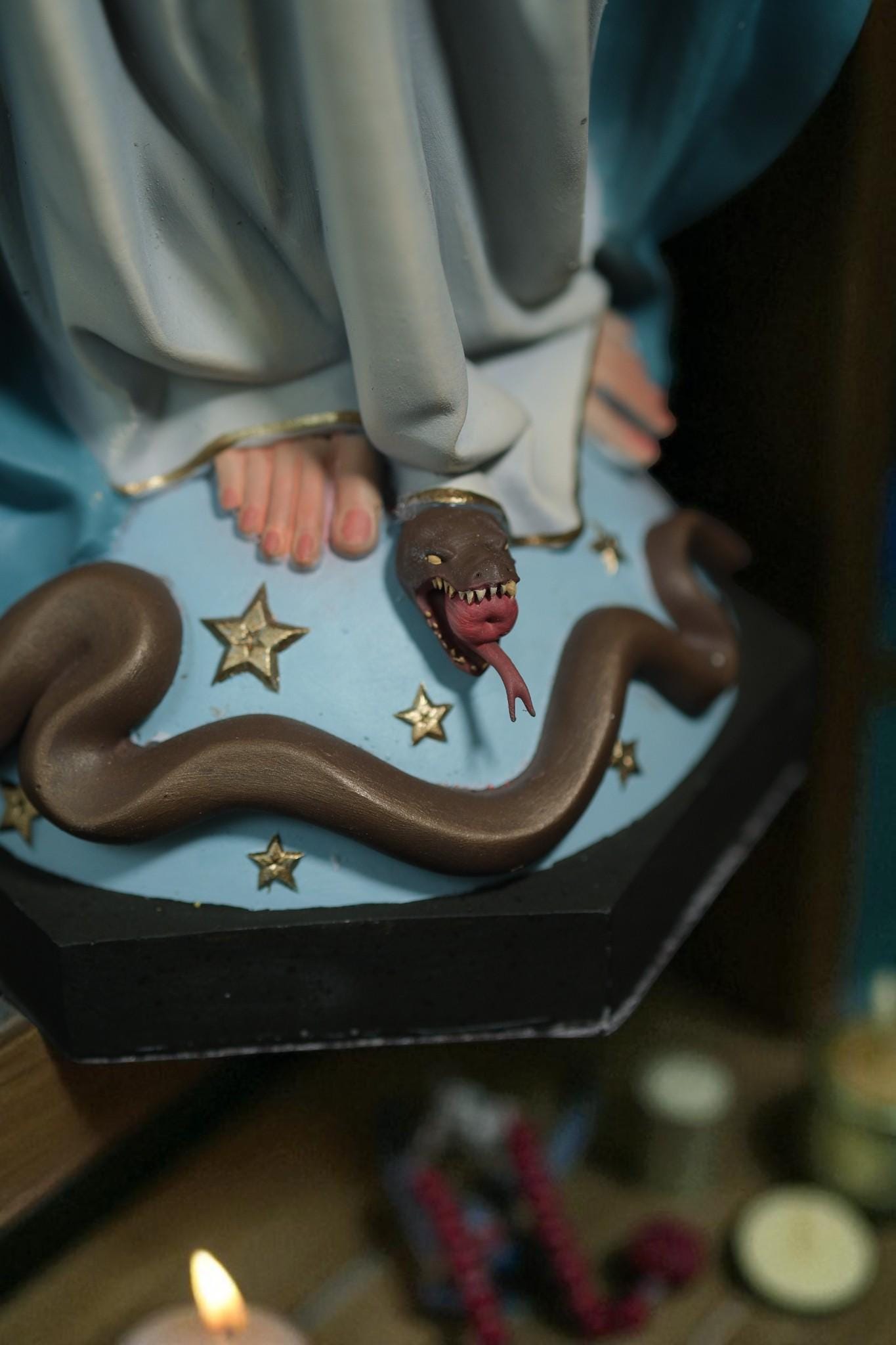 Hand-Painted Our Lady of Grace Statue: Virgin Mary Figurine, Antique Finish, 40cm