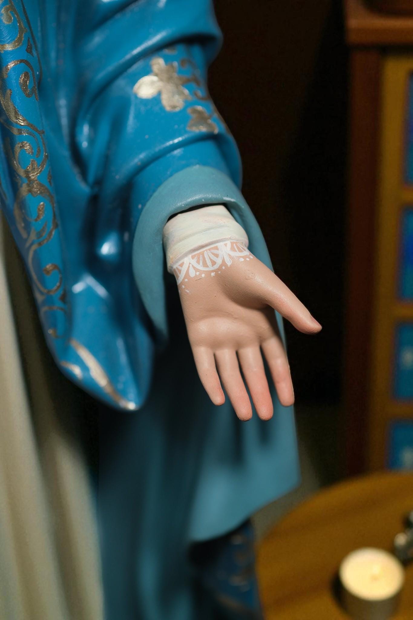 Hand-Painted Our Lady of Grace Statue: Virgin Mary Figurine, Antique Finish, 40cm