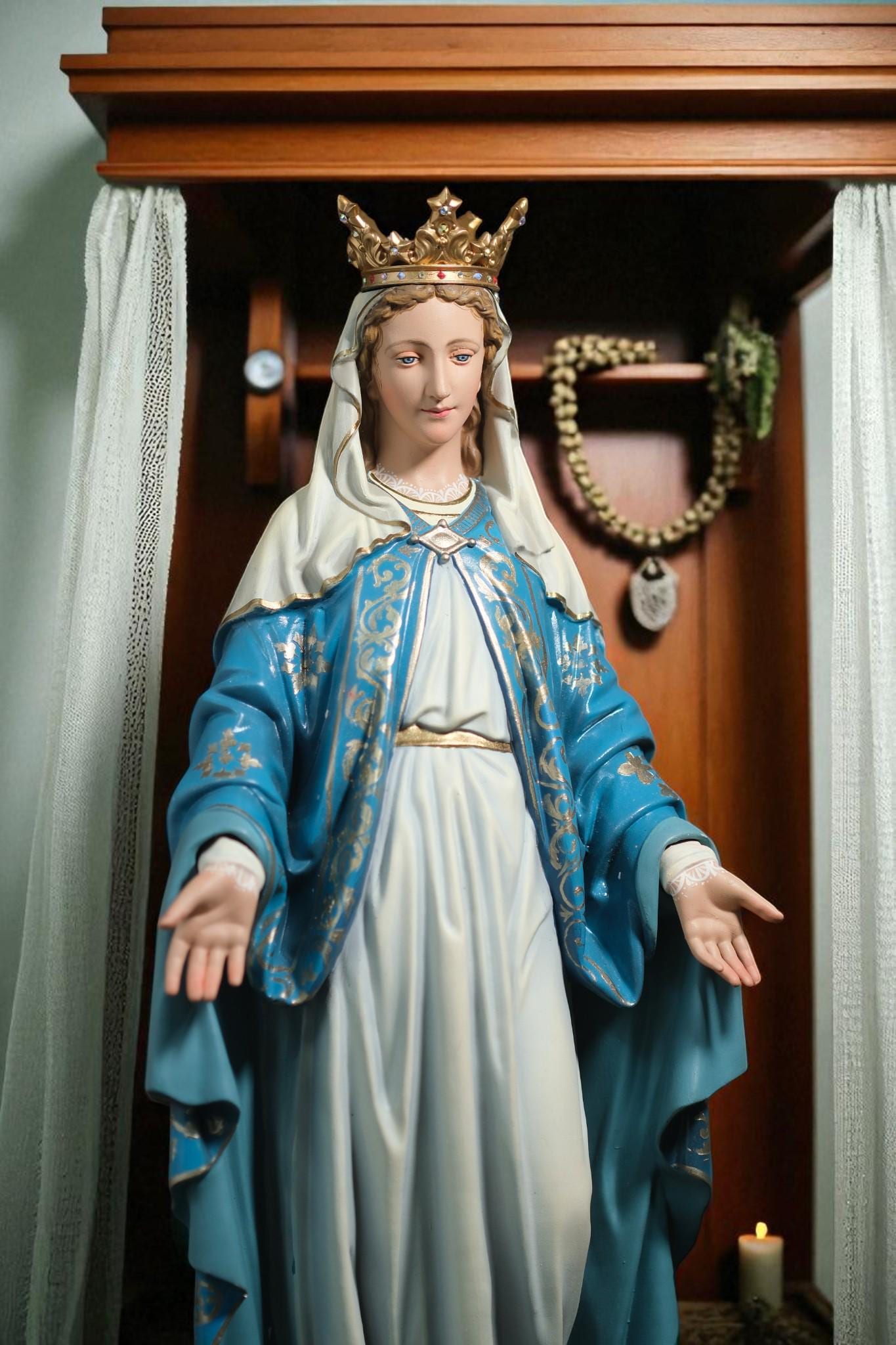 Hand-Painted Our Lady of Grace Statue: Virgin Mary Figurine, Antique Finish, 40cm