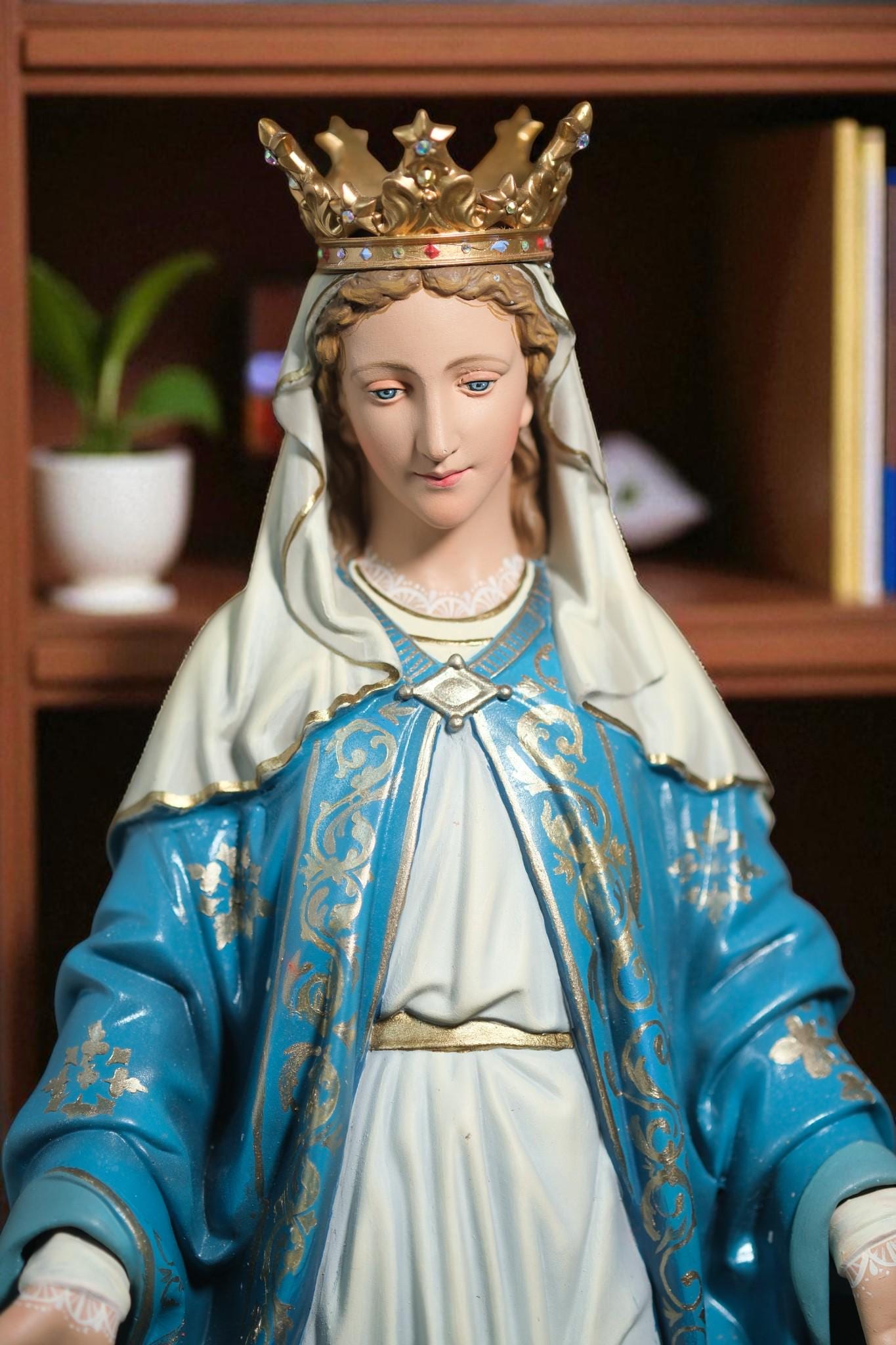 Hand-Painted Our Lady of Grace Statue: Virgin Mary Figurine, Antique Finish, 40cm