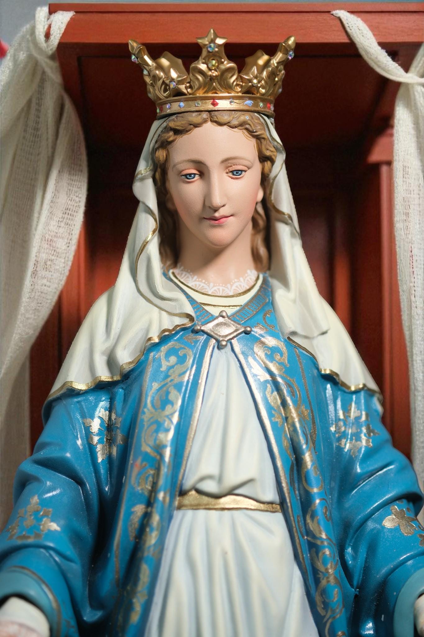 Hand-Painted Our Lady of Grace Statue: Virgin Mary Figurine, Antique Finish, 40cm