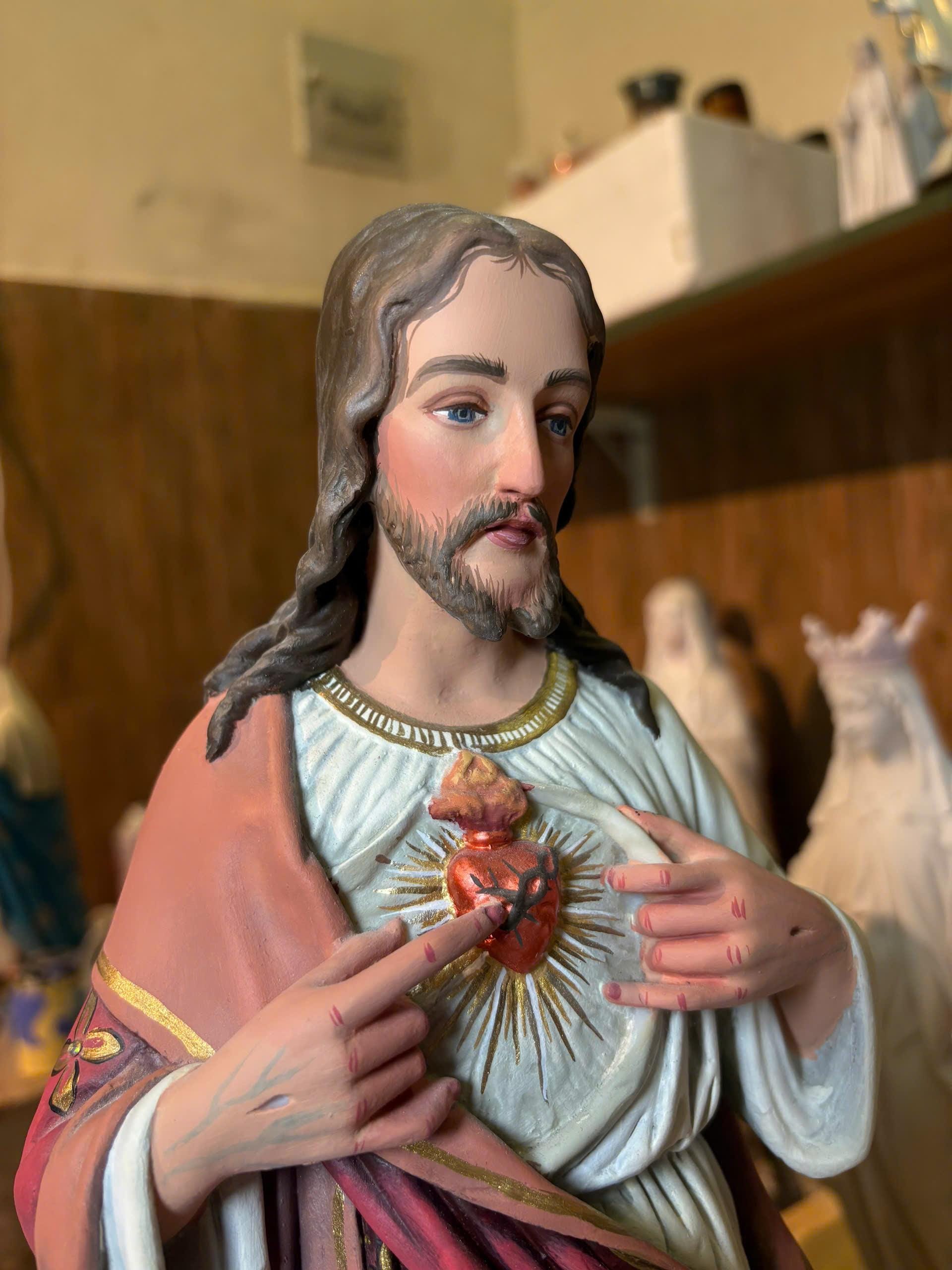 Hand-Painted Sacred Heart of Jesus Statue | Antique Style Catholic Decor (55cm) (etsy image id: 7540772337)