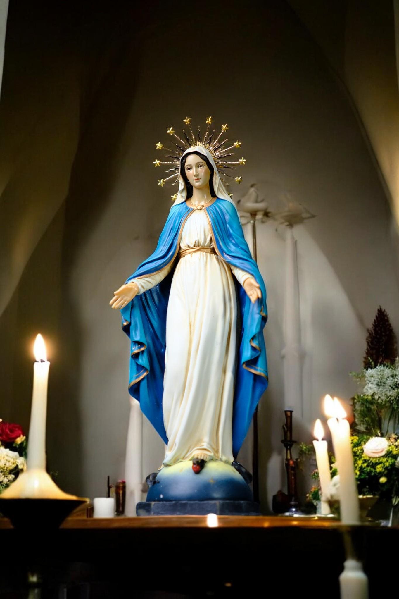 Hand-Painted Our Lady of Grace Statue with 12 Stars Halo __etsy:7543951490