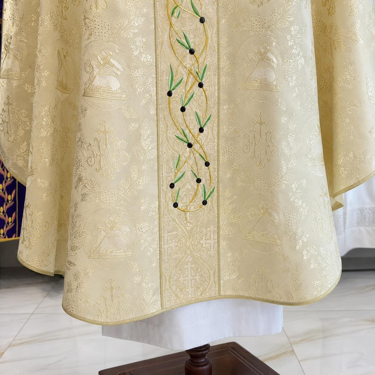 Custom Embroidered Gold White Catholic Chasuble Vestment – Liturgical Clergy Robe (etsy image id: 8023272318)