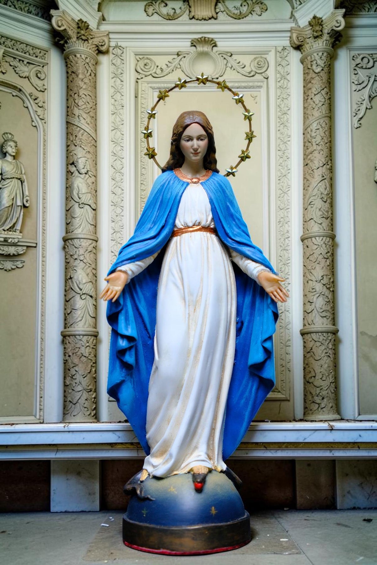 Handcrafted Our Lady of Grace Statue: Vintage Chalk-Finish Virgin Mary Figurine __etsy:8730162010